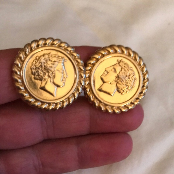 Monet Jewelry - Vintage Monet clip on earrings